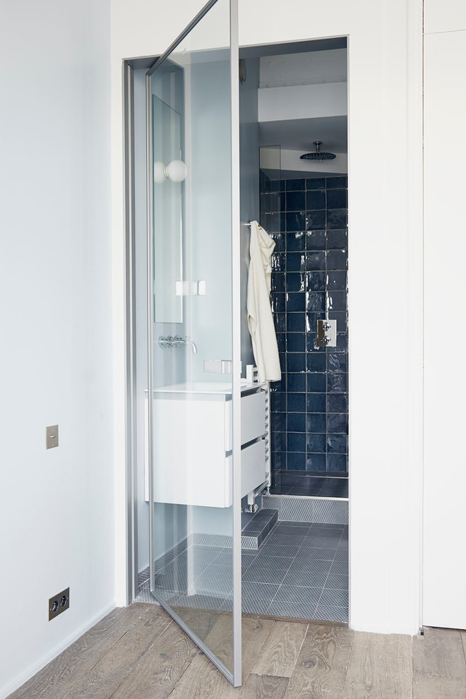 Ejemplo de cuarto de baño principal contemporáneo de tamaño medio con bañera encastrada sin remate y paredes verdes