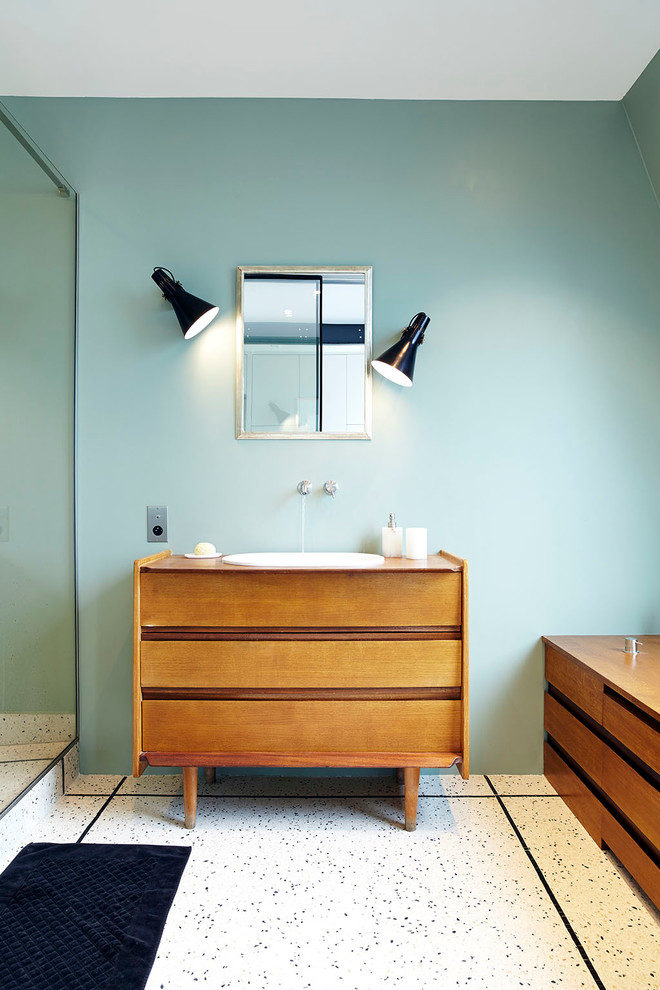 パリにある高級な中くらいなコンテンポラリースタイルのおしゃれなマスターバスルーム (中間色木目調キャビネット、青い壁、オーバーカウンターシンク、木製洗面台、ブラウンの洗面カウンター) の写真