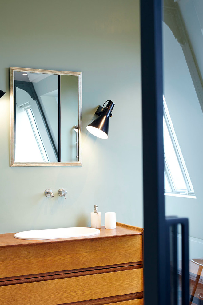 На фото: ванная комната в современном стиле с светлыми деревянными фасадами с