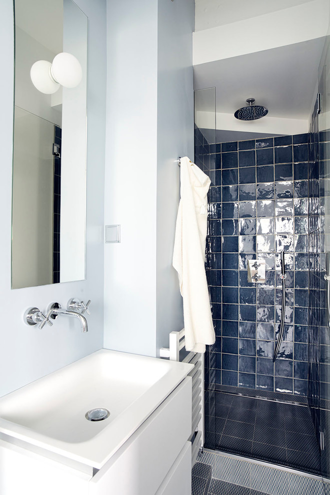 Idéer för att renovera ett litet funkis badrum med dusch, med blå kakel, keramikplattor, blå väggar, vita skåp, en dusch i en alkov och ett konsol handfat