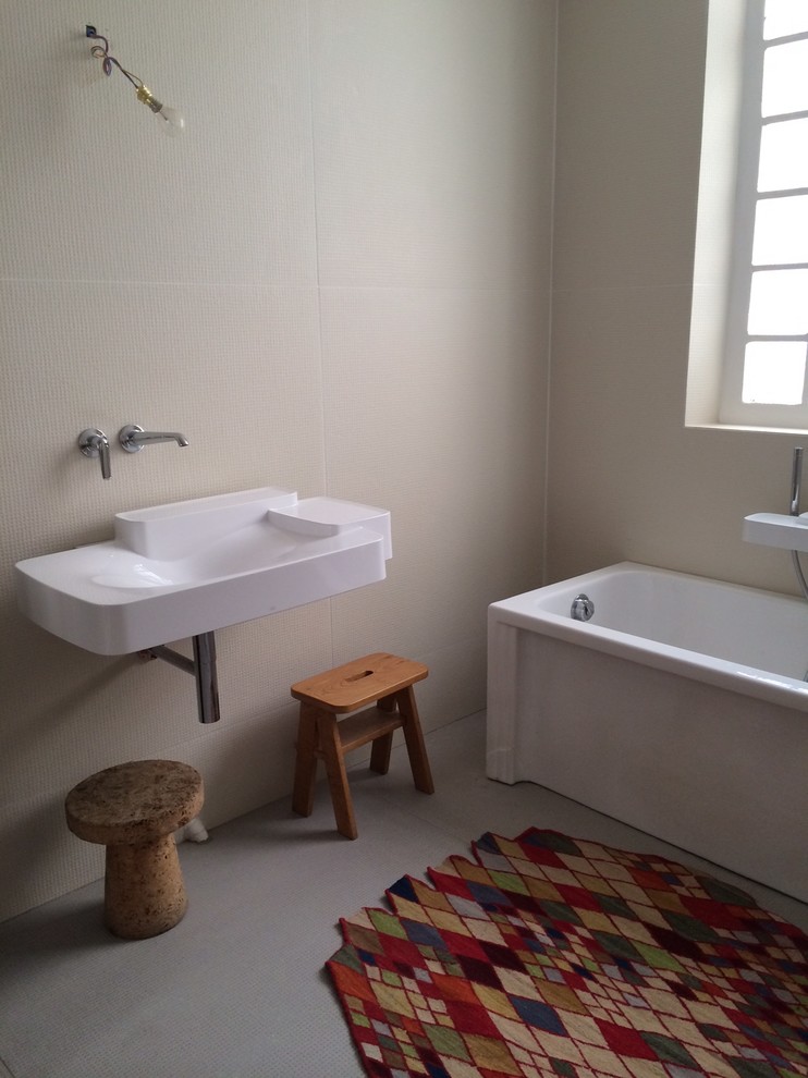 Esempio di una stanza da bagno padronale design di medie dimensioni con piastrelle in ceramica, pareti bianche e top bianco