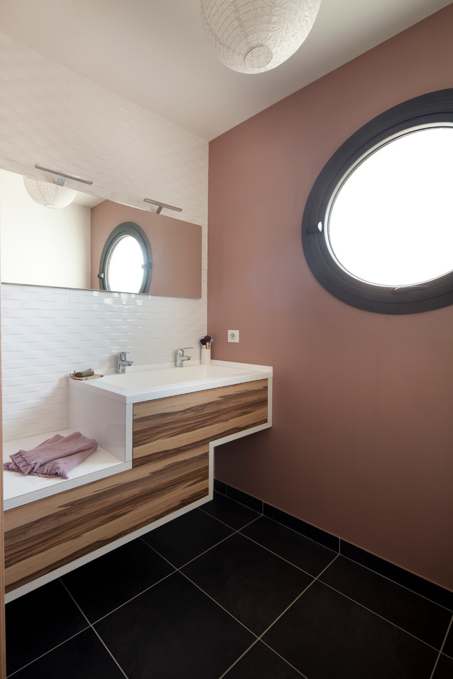 Inspiration for a contemporary bathroom remodel in Nantes