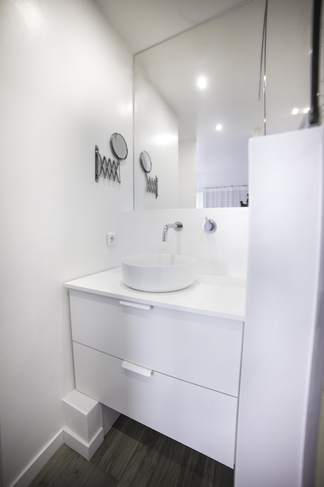 Aménagement d'une petite salle d'eau contemporaine avec un placard à porte affleurante, des portes de placard blanches, une douche à l'italienne, un carrelage blanc, du carrelage en marbre, un mur blanc, meuble simple vasque et meuble-lavabo encastré.