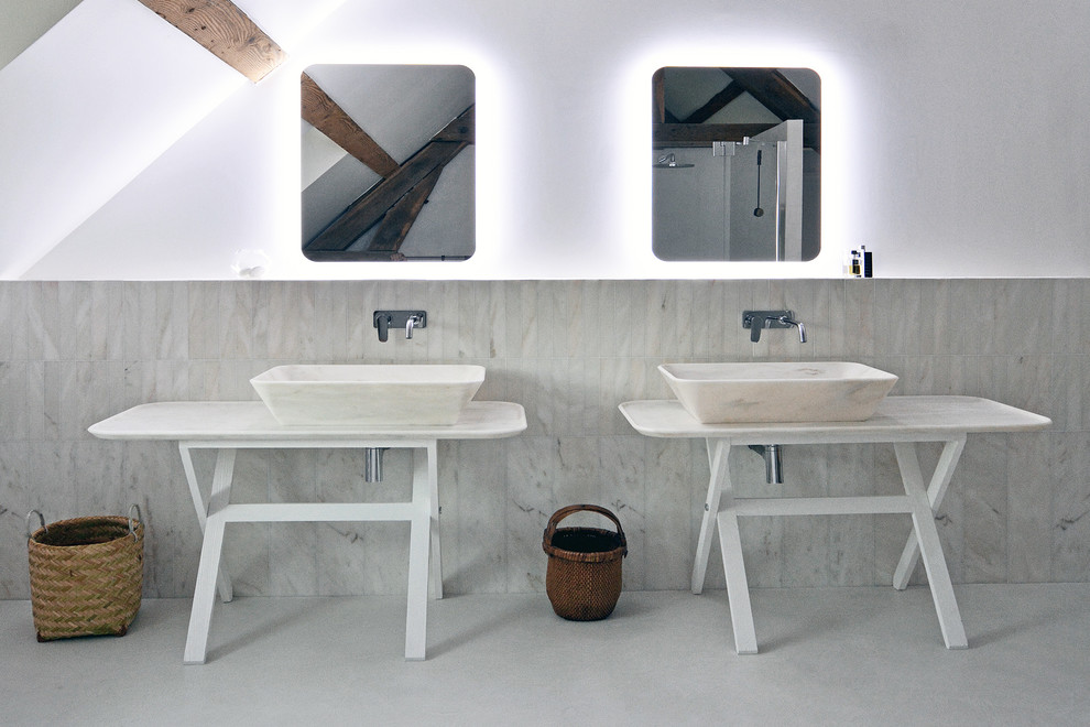Идея дизайна: большая главная ванная комната в стиле кантри с белой плиткой, плиткой из листового камня, белыми стенами, бетонным полом, раковиной с несколькими смесителями и мраморной столешницей