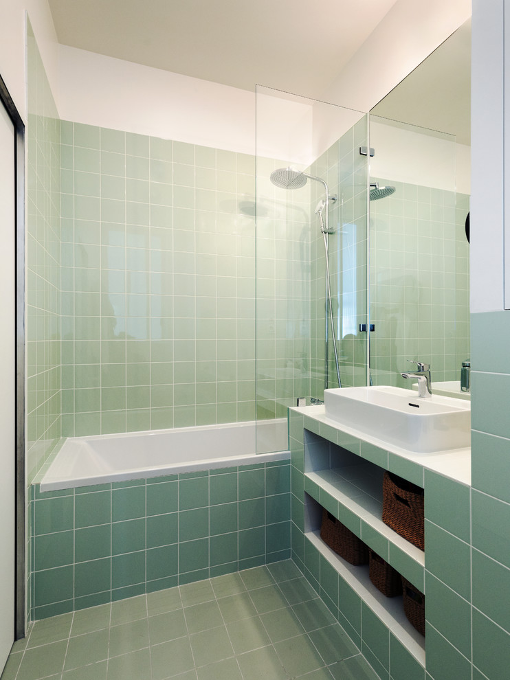 Cette photo montre une salle de bain principale moderne avec un carrelage vert, des carreaux de porcelaine, un sol en carrelage de céramique, un plan de toilette en carrelage, un sol vert et un plan de toilette vert.