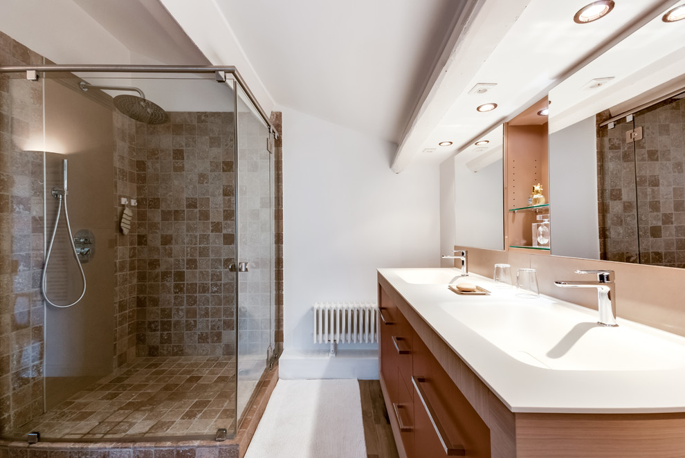 Foto på ett funkis badrum med dusch, med släta luckor, bruna skåp, en hörndusch, brun kakel, vita väggar, mörkt trägolv, ett integrerad handfat, brunt golv och dusch med gångjärnsdörr