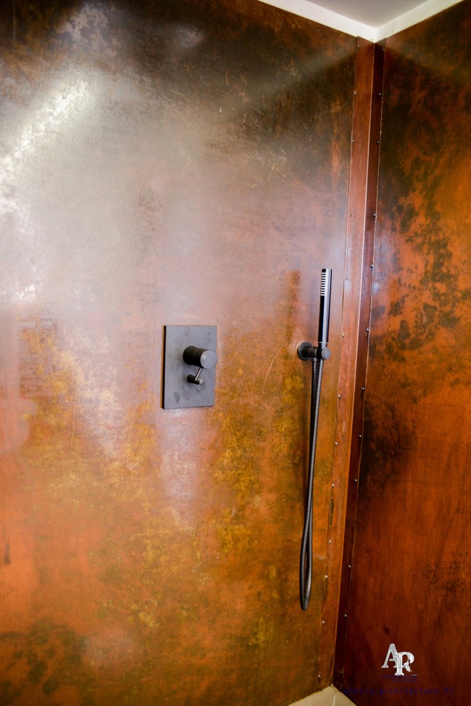 Imagen de cuarto de baño principal de estilo de casa de campo pequeño con ducha a ras de suelo, paredes blancas, suelo de cemento, lavabo encastrado, encimera de madera, suelo gris y ducha abierta