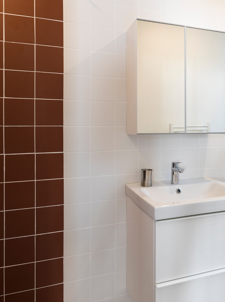 Exemple d'une petite douche en alcôve principale tendance avec WC suspendus, un mur multicolore, un plan vasque, un sol multicolore et une cabine de douche avec un rideau.