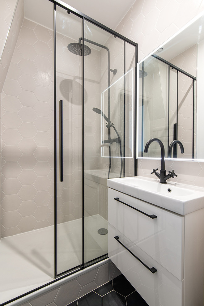 Idéer för ett litet klassiskt vit en-suite badrum, med marmorkakel, skiffergolv, vita skåp, en dusch i en alkov, vita väggar, ett avlångt handfat, svart golv och dusch med skjutdörr