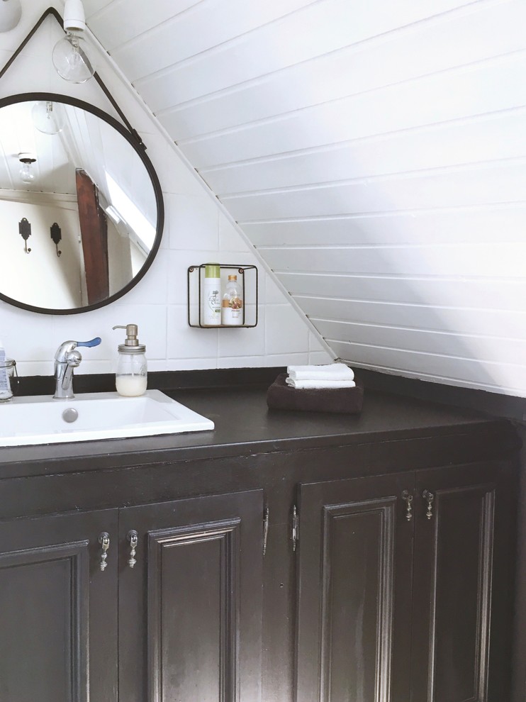 Foto di una piccola stanza da bagno con doccia moderna con ante beige, vasca sottopiano, piastrelle bianche, piastrelle in ceramica, pareti bianche, pavimento in vinile, lavabo sottopiano, top in laminato, pavimento beige e top nero
