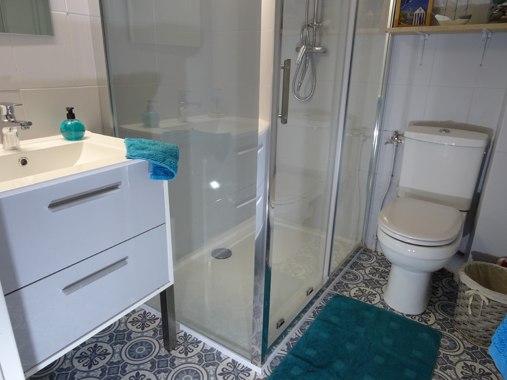Kleines Modernes Duschbad mit bodengleicher Dusche, Toilette mit Aufsatzspülkasten, grauen Fliesen, Keramikfliesen, grauer Wandfarbe, Linoleum, Waschtischkonsole, grauem Boden und Schiebetür-Duschabtrennung in Marseille