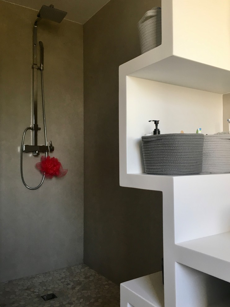 Пример оригинального дизайна: маленькая ванная комната в современном стиле с открытыми фасадами, белыми фасадами, душем без бортиков, бежевой плиткой, керамической плиткой, бежевыми стенами, полом из галечной плитки, душевой кабиной, накладной раковиной, столешницей из искусственного камня, бежевым полом, открытым душем и белой столешницей для на участке и в саду