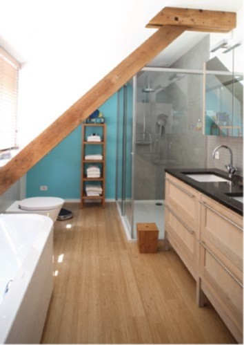 Idéer för ett litet modernt badrum med dusch, med luckor med glaspanel, ett fristående badkar, en dusch i en alkov, en toalettstol med hel cisternkåpa, vit kakel, keramikplattor, blå väggar, bambugolv, ett integrerad handfat och granitbänkskiva