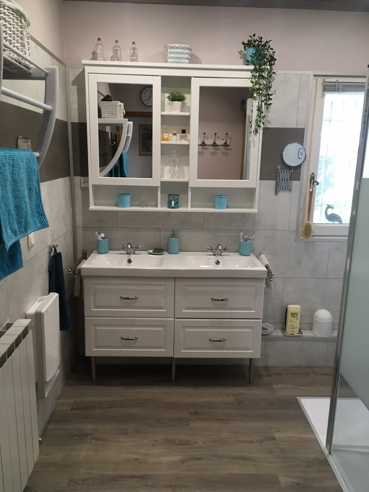 Cette photo montre une salle d'eau moderne de taille moyenne avec une douche à l'italienne, des carreaux de céramique, un mur gris, sol en stratifié, un plan vasque, un plan de toilette en surface solide, un sol marron et un plan de toilette blanc.
