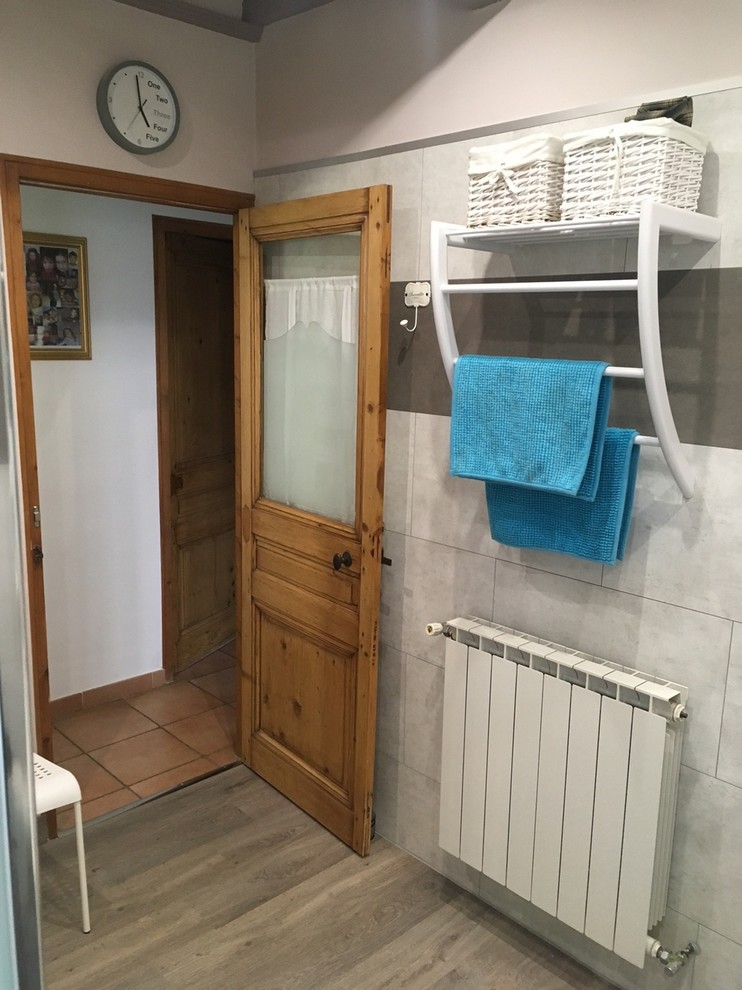 Exemple d'une salle d'eau moderne de taille moyenne avec une douche à l'italienne, des carreaux de céramique, un mur gris, sol en stratifié, un plan vasque, un plan de toilette en surface solide, un sol marron et un plan de toilette blanc.