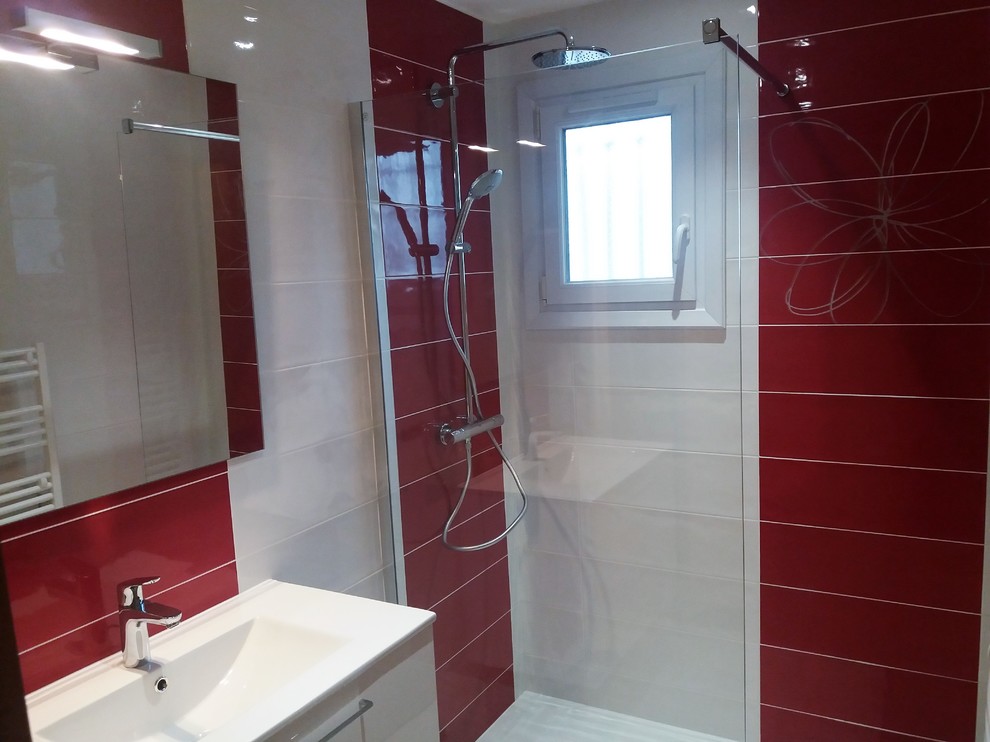 Exempel på ett mellanstort modernt en-suite badrum, med en kantlös dusch, röd kakel, keramikplattor, vita väggar, betonggolv, ett konsol handfat, marmorbänkskiva, grått golv och med dusch som är öppen