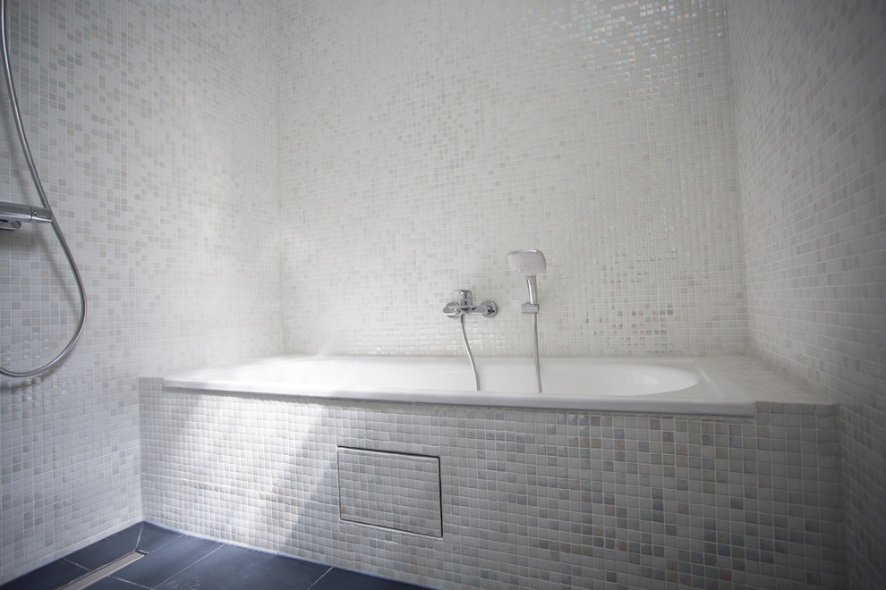Свежая идея для дизайна: большая ванная комната в стиле модернизм с полновстраиваемой ванной, инсталляцией, белой плиткой, плиткой мозаикой, полом из керамической плитки, врезной раковиной, столешницей из дерева, синим полом, открытым душем, зелеными стенами и коричневой столешницей - отличное фото интерьера