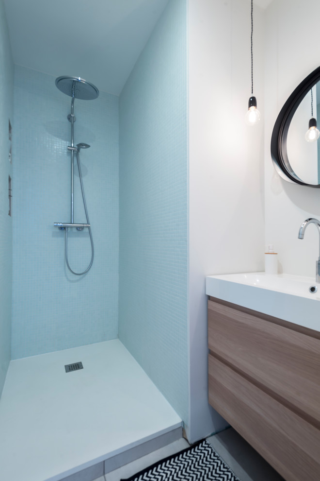 Idee per una piccola stanza da bagno con doccia minimalista con doccia aperta, piastrelle bianche, piastrelle a mosaico, pavimento con piastrelle in ceramica, lavabo rettangolare e doccia aperta