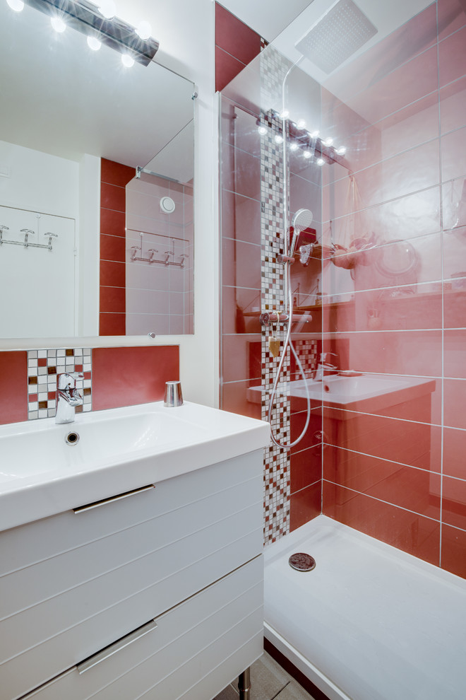 Mittelgroßes Modernes Badezimmer En Suite mit weißer Wandfarbe, offener Dusche, roten Fliesen, Keramikfliesen, Keramikboden, Waschtischkonsole, grauem Boden und offener Dusche in Paris