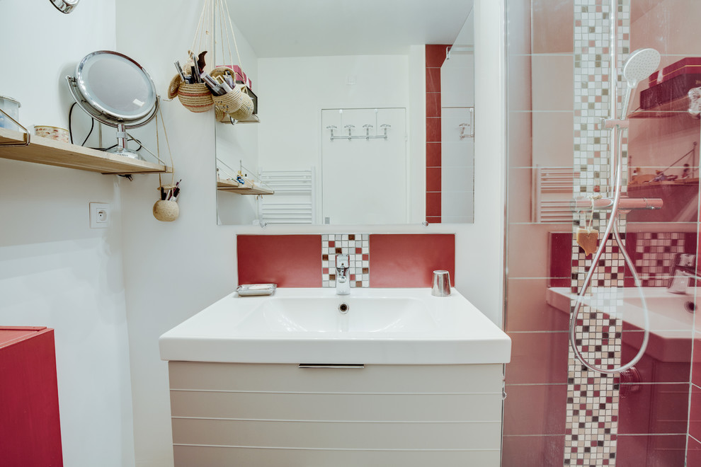 Cette image montre une salle de bain principale design de taille moyenne avec un mur blanc, une douche ouverte, un carrelage rouge, des carreaux de céramique, un sol en carrelage de céramique, un plan vasque, un sol gris et aucune cabine.