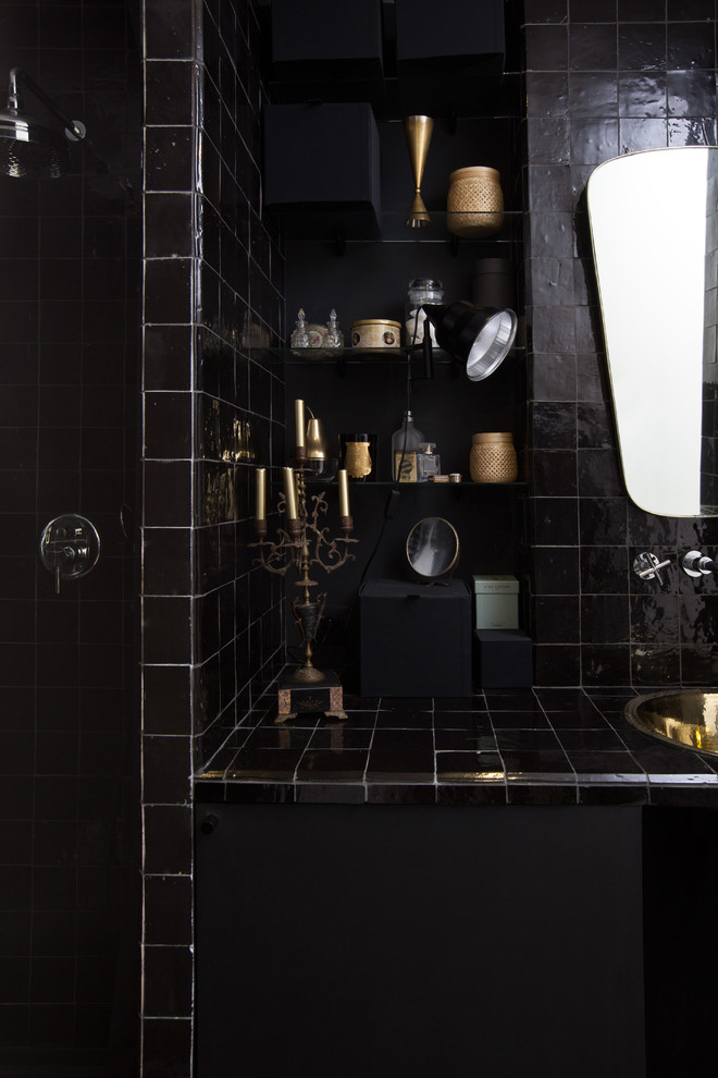Inspiration för mellanstora eklektiska badrum med dusch, med en dusch i en alkov, svart kakel, svarta väggar och ett undermonterad handfat