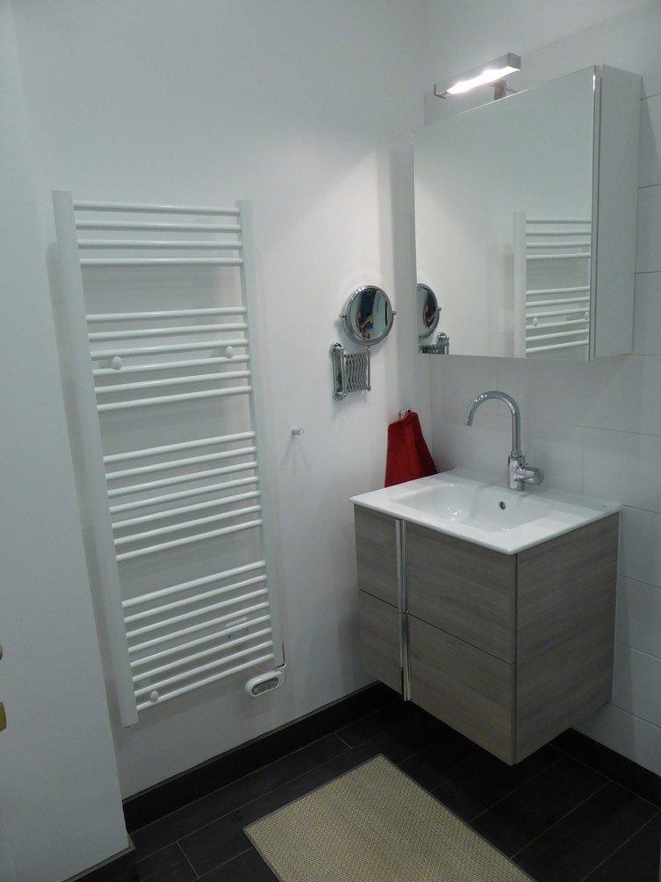 Idéer för att renovera ett litet funkis badrum med dusch, med vit kakel, keramikplattor, vita väggar, klinkergolv i keramik, luckor med profilerade fronter, skåp i ljust trä, ett konsol handfat och brunt golv