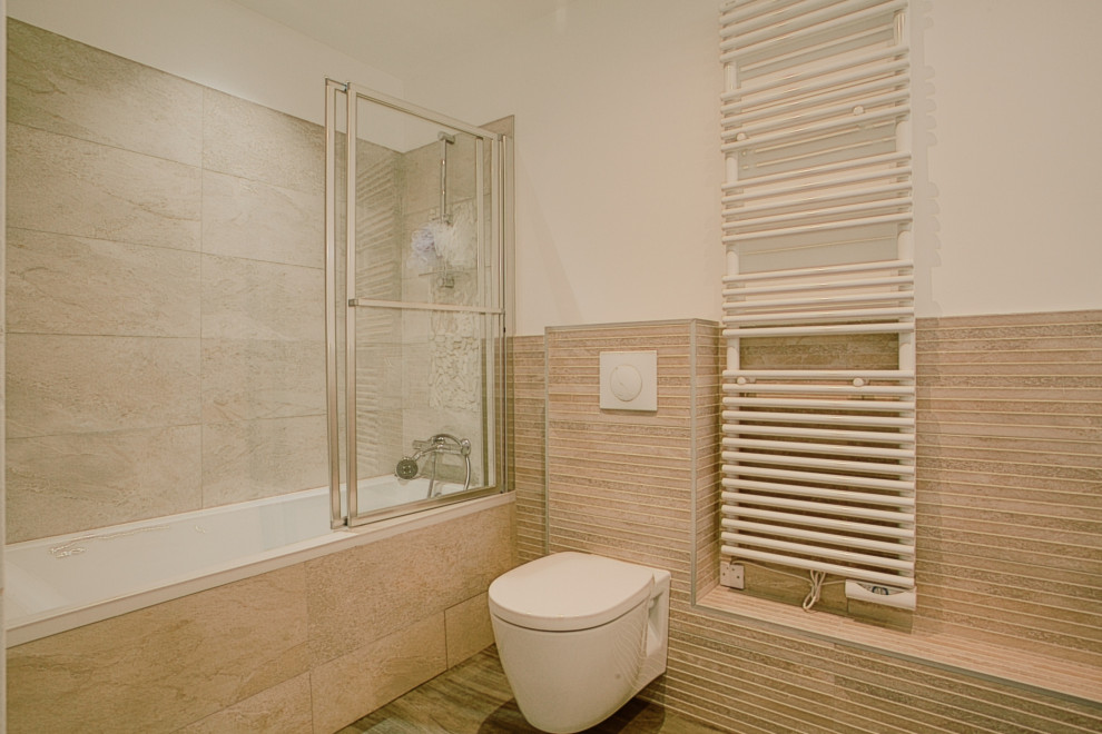 パリにあるお手頃価格の中くらいなコンテンポラリースタイルのおしゃれなバスルーム (浴槽なし) (フラットパネル扉のキャビネット、淡色木目調キャビネット、アンダーマウント型浴槽、シャワー付き浴槽	、壁掛け式トイレ、ベージュのタイル、茶色いタイル、白い壁、木目調タイルの床、コンソール型シンク、茶色い床、引戸のシャワー、白い洗面カウンター、洗面台2つ、フローティング洗面台) の写真