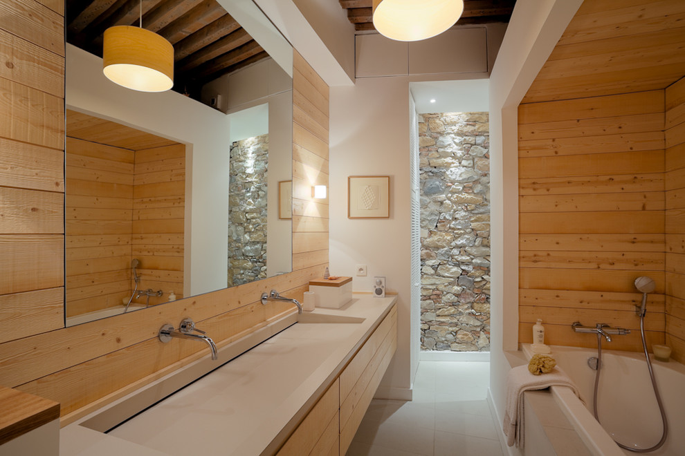 Mittelgroßes Nordisches Badezimmer En Suite mit weißer Wandfarbe, Trogwaschbecken und Einbaubadewanne in Lyon