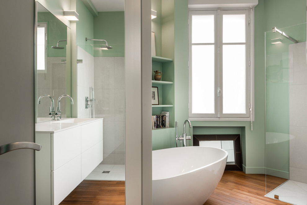 Cette image montre une salle de bain principale design avec un plan de toilette en surface solide.
