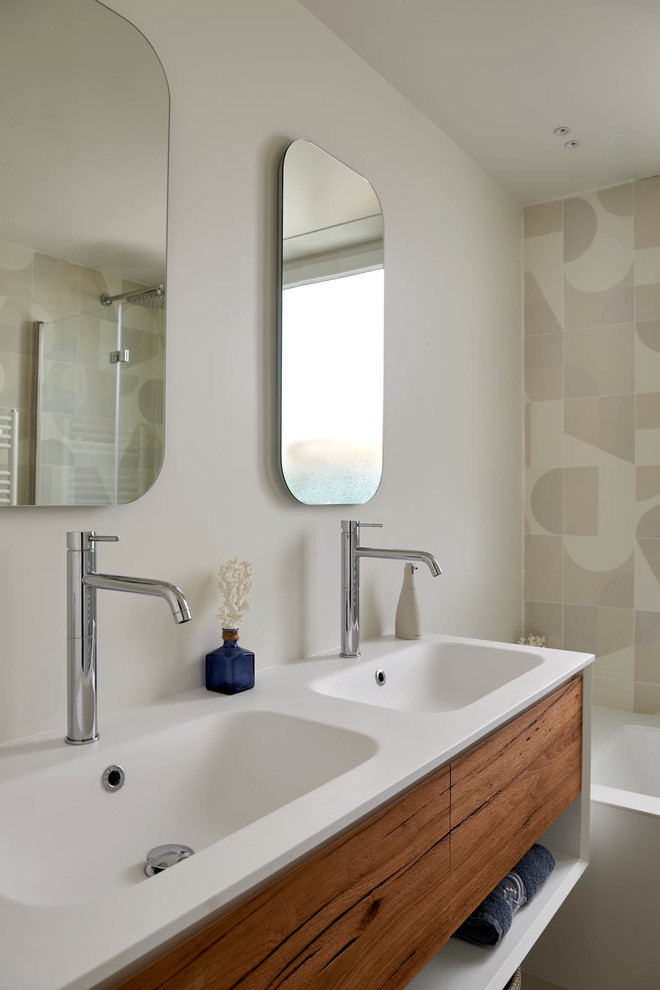 Foto di una stanza da bagno design con ante lisce, ante in legno scuro, piastrelle multicolore, pareti bianche, lavabo integrato e top bianco
