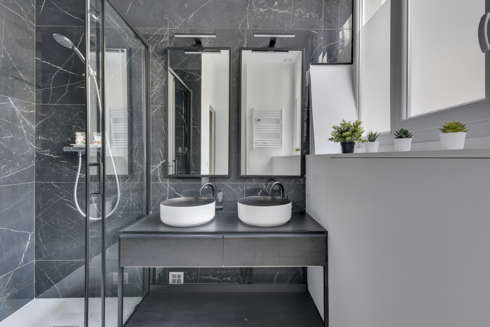 Стильный дизайн: ванная комната в современном стиле с серыми фасадами, душем в нише, серой плиткой, белыми стенами, настольной раковиной, серым полом, душем с раздвижными дверями и плоскими фасадами - последний тренд