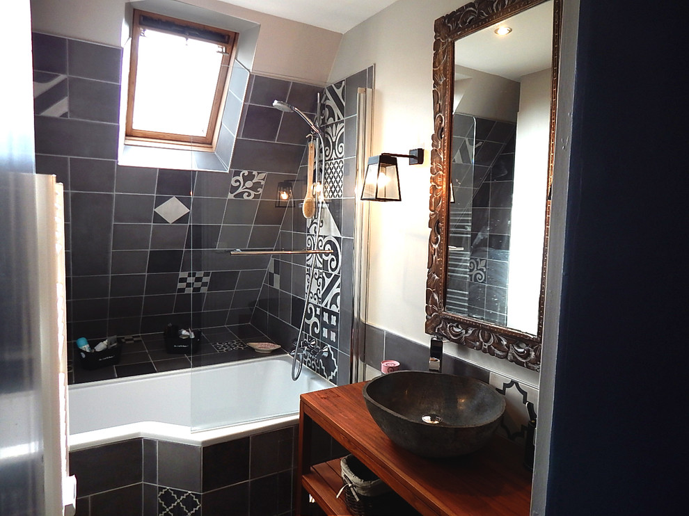 Réalisation d'une petite salle de bain principale tradition en bois brun avec un placard sans porte, une baignoire encastrée, un carrelage multicolore, des carreaux de béton, un mur multicolore et un lavabo posé.