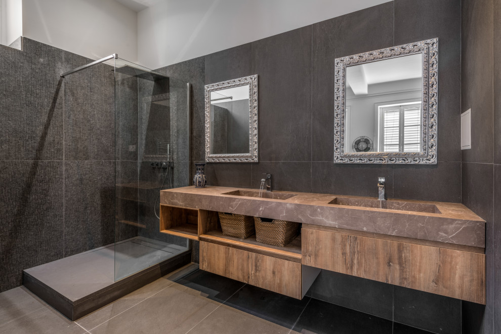 Immagine di una stanza da bagno minimal con doccia ad angolo, piastrelle nere, pareti nere, lavabo rettangolare, pavimento grigio e doccia aperta