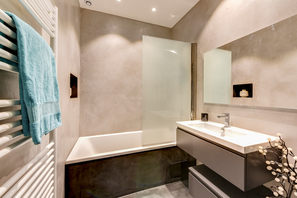 На фото: маленькая главная ванная комната в современном стиле с полновстраиваемой ванной для на участке и в саду с