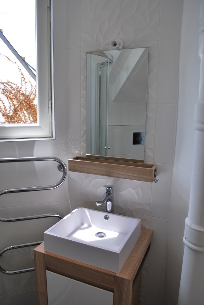 Cette image montre une petite salle de bain design.