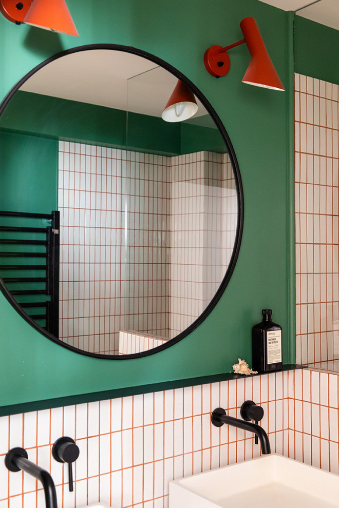 На фото: маленькая главная ванная комната в стиле модернизм с фасадами с декоративным кантом, зелеными фасадами, душем без бортиков, белой плиткой, керамической плиткой, зелеными стенами, полом из керамической плитки, настольной раковиной, столешницей из плитки, белой столешницей, сиденьем для душа, тумбой под две раковины и встроенной тумбой для на участке и в саду