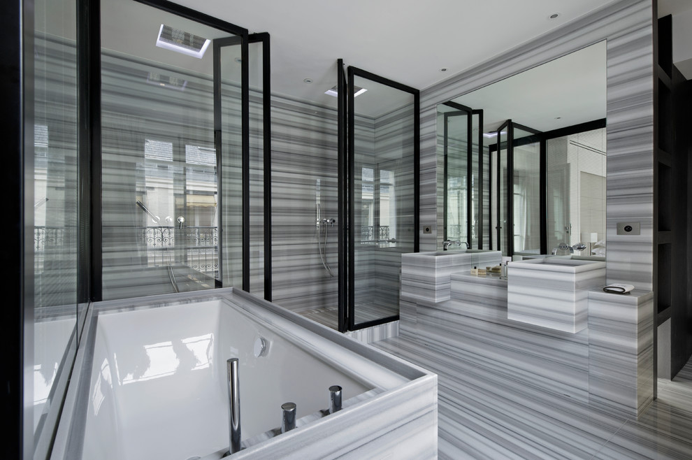 Идея дизайна: большая главная ванная комната в современном стиле с полновстраиваемой ванной, двойным душем и душем с распашными дверями