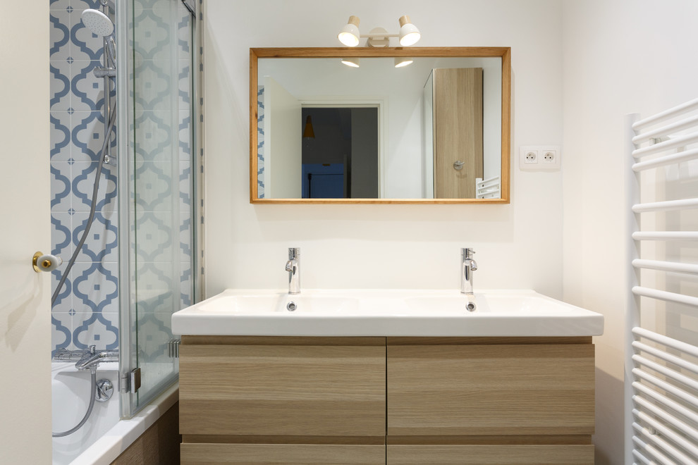 Стильный дизайн: маленькая главная ванная комната в стиле модернизм с плоскими фасадами, бежевыми фасадами, накладной ванной, душем над ванной, раздельным унитазом, синей плиткой, керамической плиткой, белыми стенами, полом из керамической плитки, консольной раковиной, столешницей из искусственного камня, синим полом, душем с распашными дверями и белой столешницей для на участке и в саду - последний тренд