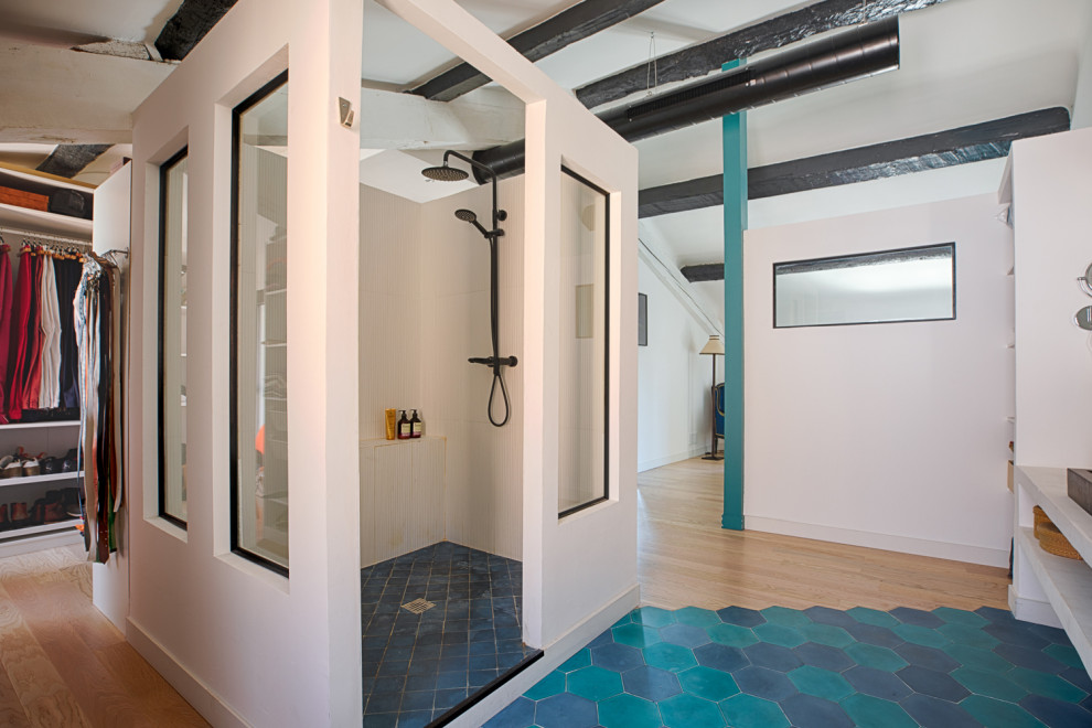 Idee per una parquet e piastrelle stanza da bagno padronale contemporanea con doccia alcova, piastrelle bianche, pareti bianche, pavimento blu, doccia aperta e top grigio