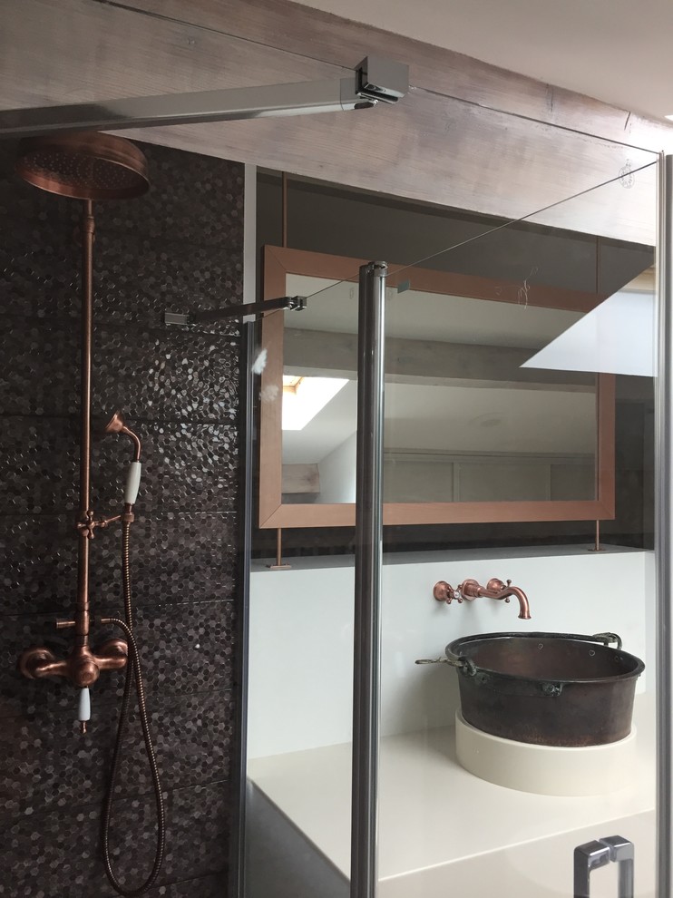 Идея дизайна: ванная комната в современном стиле с душем без бортиков, инсталляцией, керамической плиткой, белыми стенами, полом из терракотовой плитки, настольной раковиной, красным полом и душем с распашными дверями