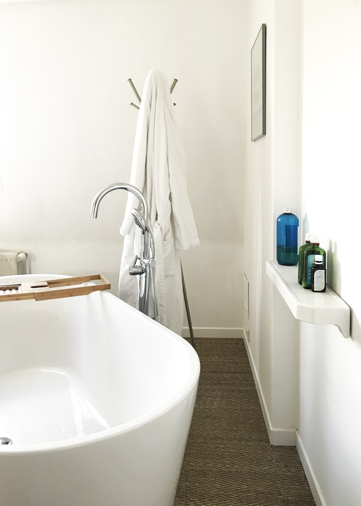 Photo of a medium sized contemporary shower room bathroom in Lille with a built-in bath, white walls and beige floors.