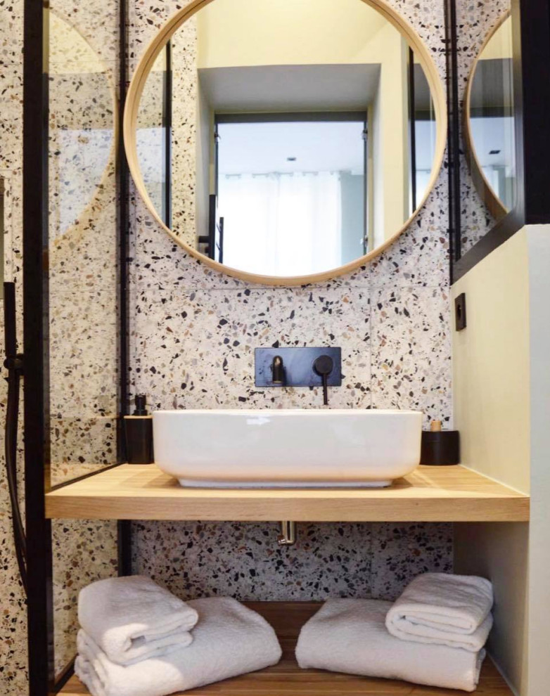 Пример оригинального дизайна: маленькая ванная комната в современном стиле с открытыми фасадами, душем без бортиков, белой плиткой, серой плиткой, черной плиткой, черно-белой плиткой, керамической плиткой, белыми стенами, светлым паркетным полом, душевой кабиной, консольной раковиной, столешницей из дерева, бежевым полом, открытым душем, бежевой столешницей и тумбой под одну раковину для на участке и в саду