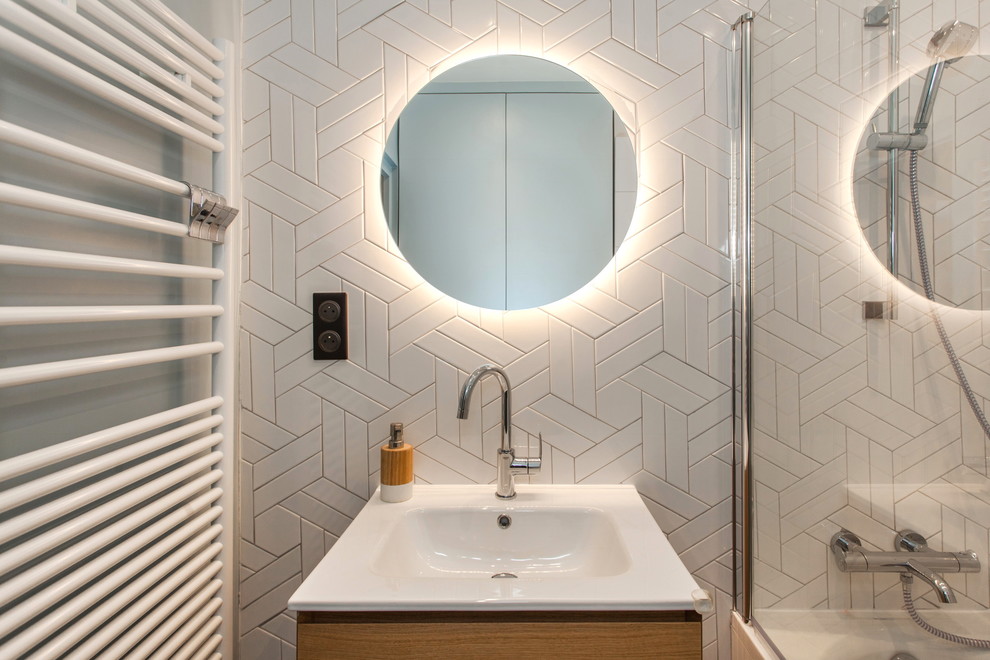 Exemple d'une petite salle de bain principale tendance avec une baignoire encastrée, un espace douche bain, un carrelage blanc, un mur blanc, un sol en carrelage de porcelaine, un lavabo suspendu et un sol blanc.