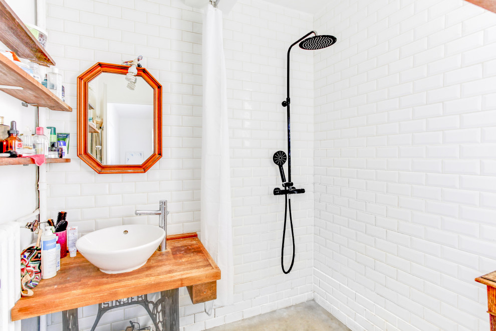 Esempio di una stanza da bagno bohémian con piastrelle bianche, piastrelle diamantate, lavabo a bacinella, top in legno, pavimento grigio e top marrone