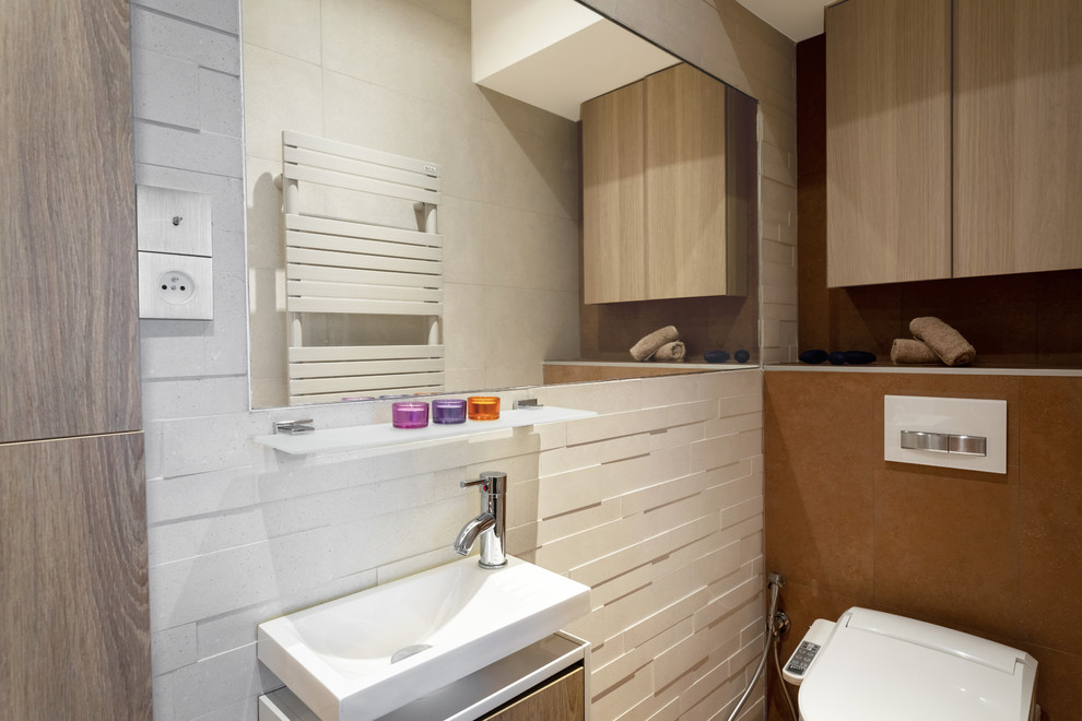 パリにある高級な小さなコンテンポラリースタイルのおしゃれなバスルーム (浴槽なし) (フラットパネル扉のキャビネット、淡色木目調キャビネット、バリアフリー、壁掛け式トイレ、オレンジのタイル、セラミックタイル、ベージュの壁、セラミックタイルの床、一体型シンク、オレンジの床、開き戸のシャワー、白い洗面カウンター) の写真