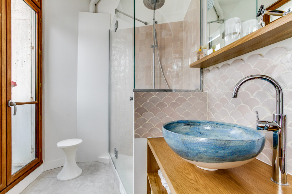 Foto på ett litet vintage beige badrum med dusch, med en hörndusch, rosa kakel, perrakottakakel, rosa väggar, klinkergolv i keramik, ett nedsänkt handfat, träbänkskiva, grått golv och dusch med gångjärnsdörr