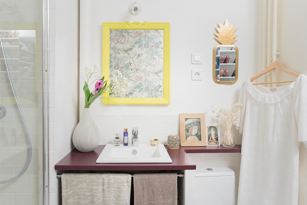На фото: ванная комната в современном стиле с белой плиткой, плиткой кабанчик, белыми стенами, накладной раковиной, столешницей из дерева и красной столешницей с