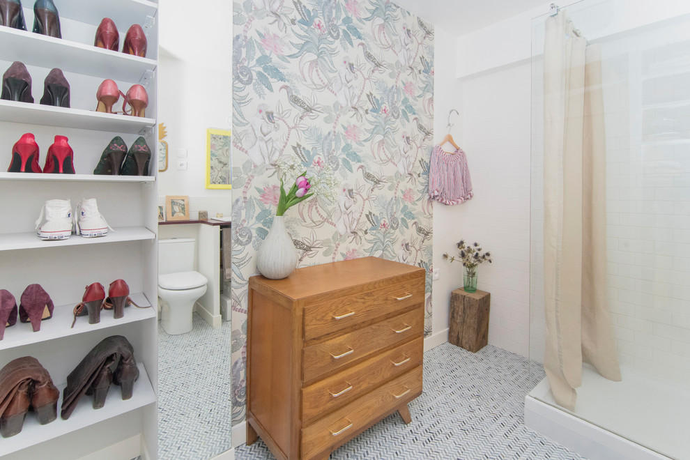 Réalisation d'une salle de bain principale tradition de taille moyenne avec un placard sans porte, une douche ouverte, un carrelage blanc, un carrelage métro, un mur blanc, un sol en marbre, un plan de toilette en bois, un sol bleu et un plan de toilette rouge.
