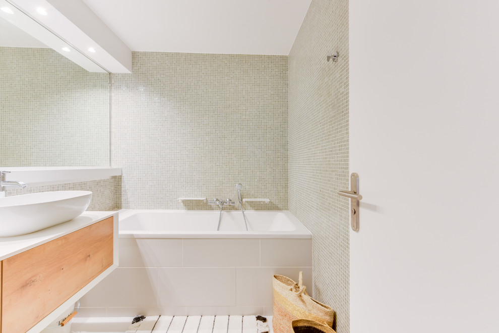 Esempio di una grande stanza da bagno padronale minimal con vasca sottopiano, piastrelle verdi, piastrelle a mosaico, pavimento con piastrelle in ceramica, lavabo a bacinella e pavimento grigio