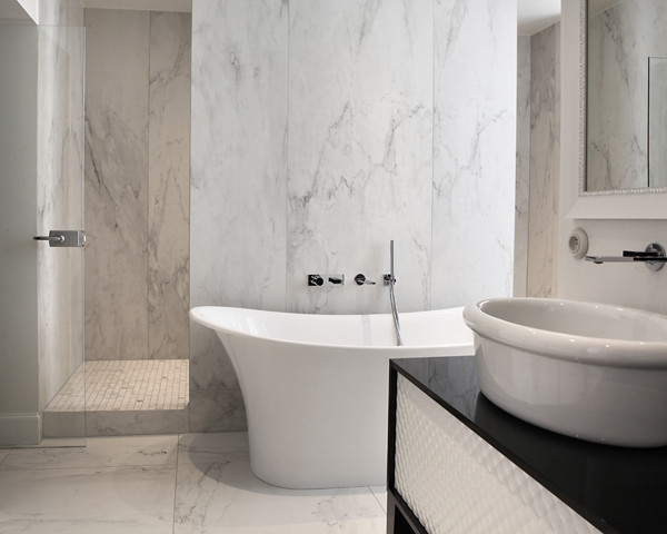 На фото: ванная комната в современном стиле с накладной ванной, открытым душем и мраморным полом с